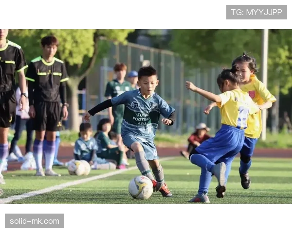 足球新星全方位表现稳健,近期状态持续提升 足球新星全方位表现稳健,近期状态持续提升