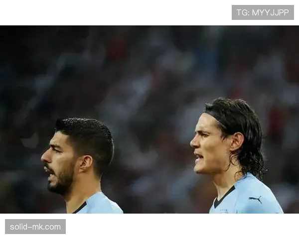 卡瓦尼拎着菜篮子回家那张图，球场猛男瞬间变成隔壁大叔